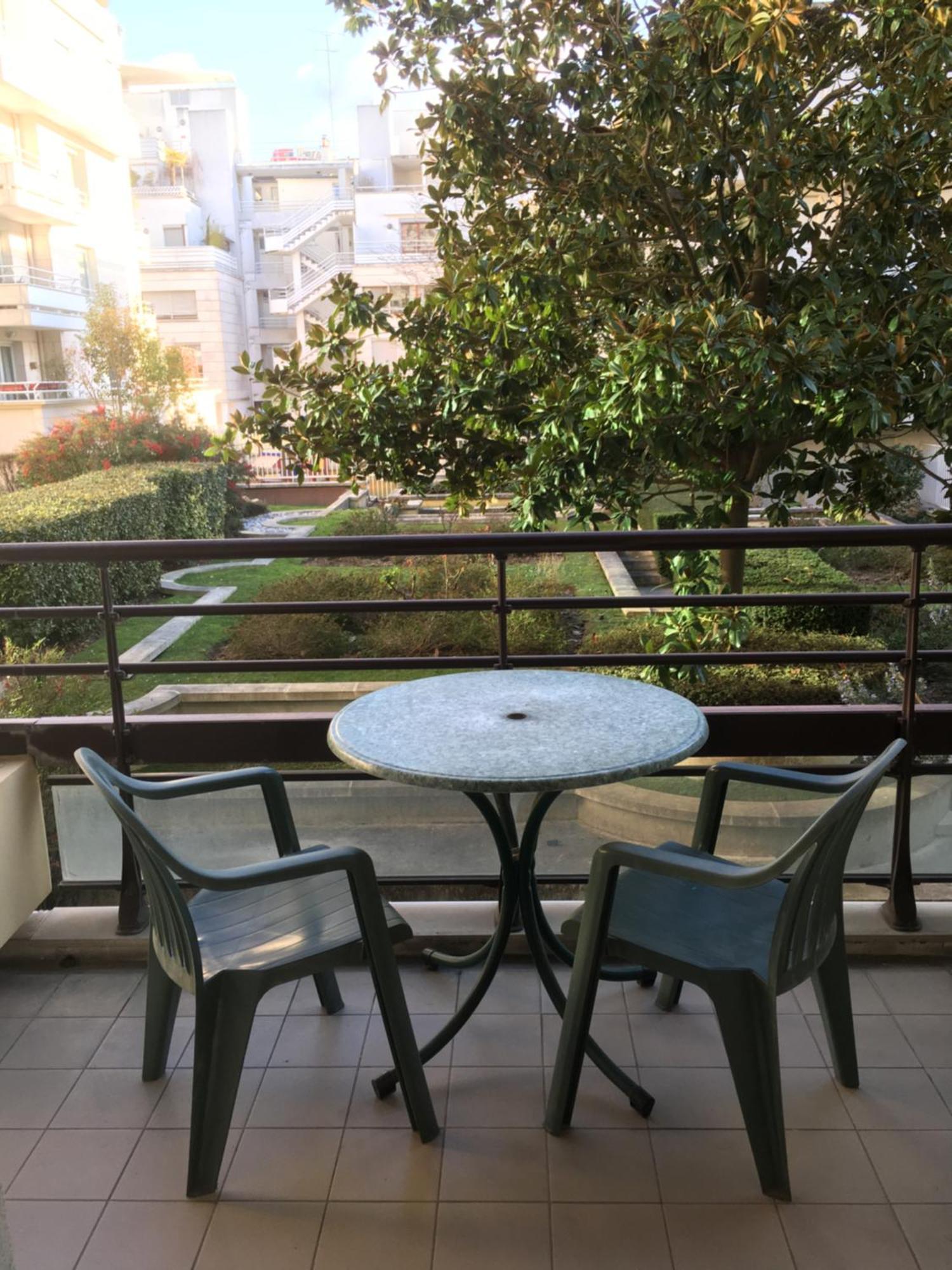 Avec Balcon Sur Jardin Et Parking Prive Appartement Issy-les-Moulineaux