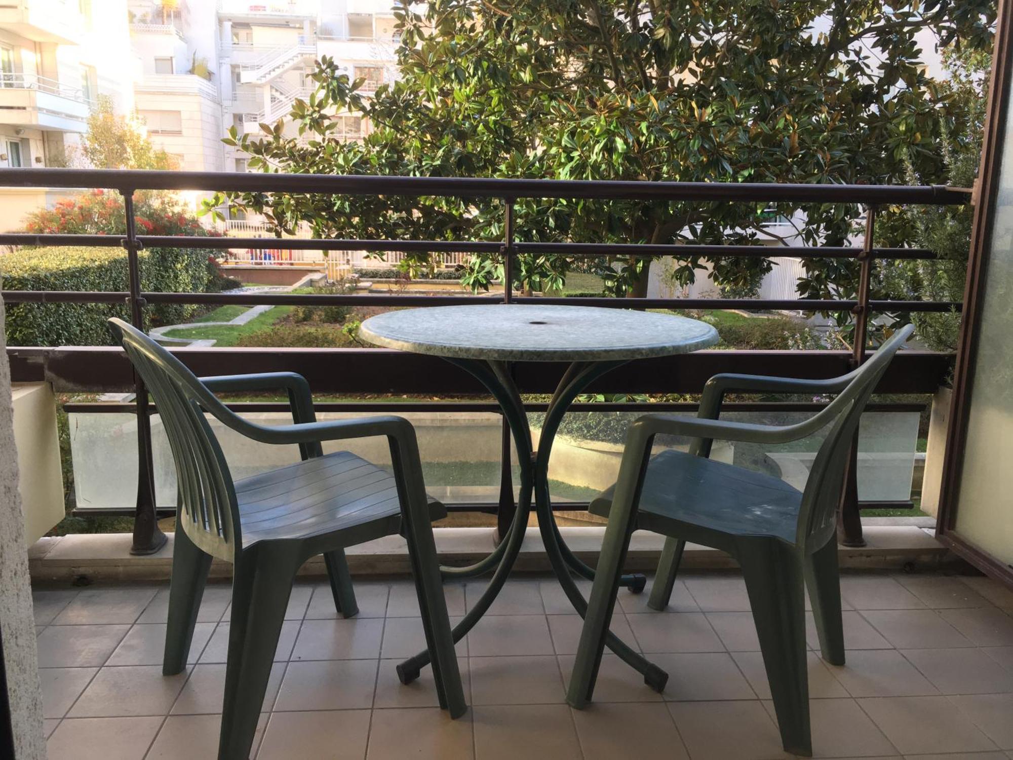 Avec Balcon Sur Jardin Et Parking Prive Appartement